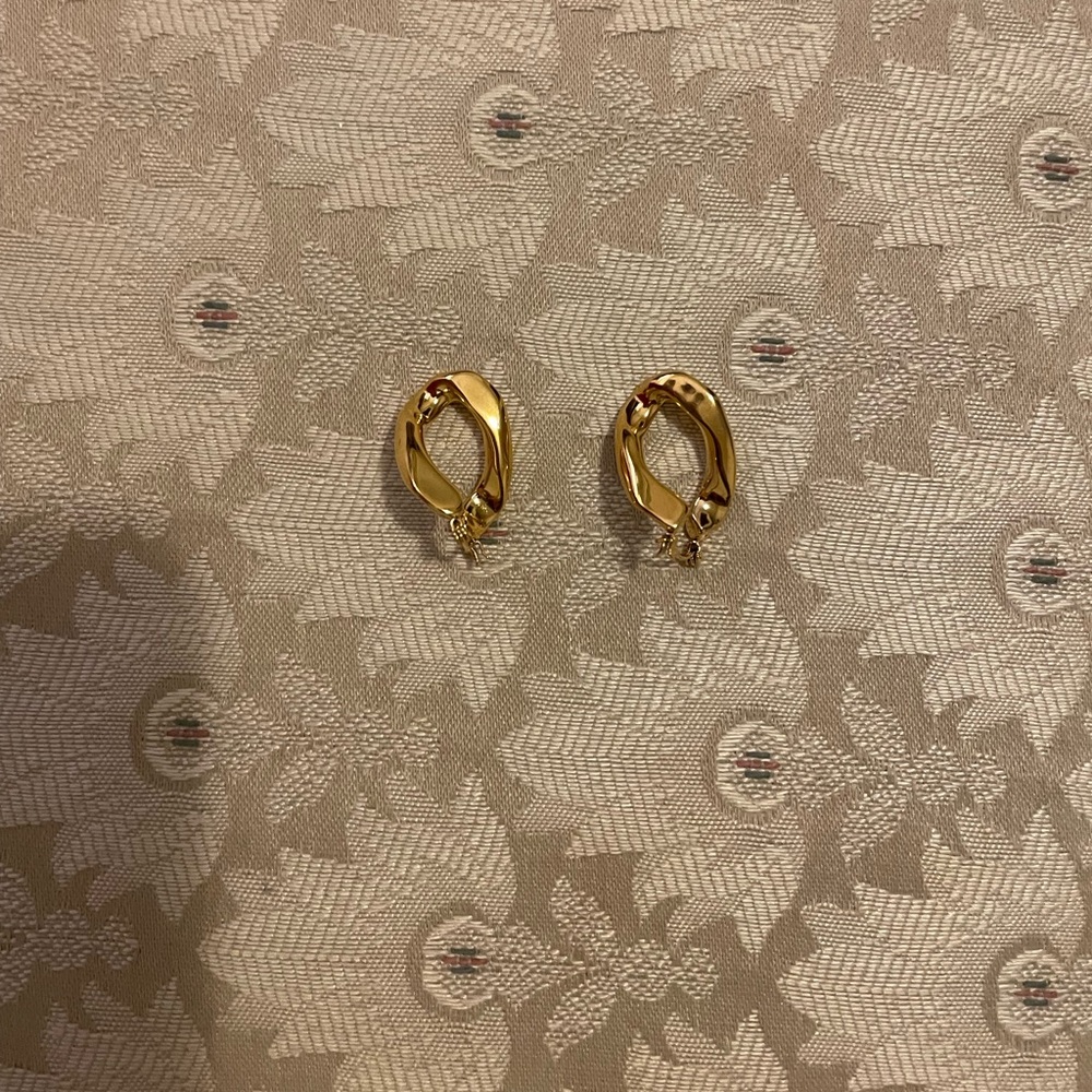 Brand new gold earrings